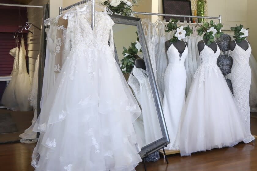 Vestidos de boda en exhibición en una tienda para novias, el 28 de febrero de 2020, en East Dundee, Illinois. (AP Foto/Teresa Crawford, Archivo)