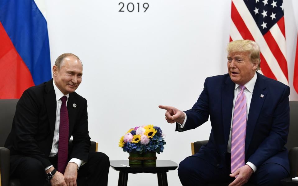 US President Donald Trump (R) attends a meeting with Russia's President Vladimir Putin during the G20 summit in Osaka on June 28, 2019 - Brendan Smialowski/AFP