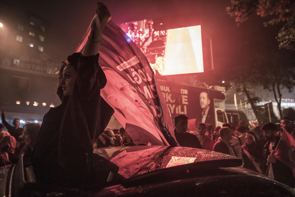 Conteo de boletas electorales en un centro de votación en Estambul, Turquía, el domingo 28 de mayo de 2023. (Sergey Ponomarev/The New York Times)