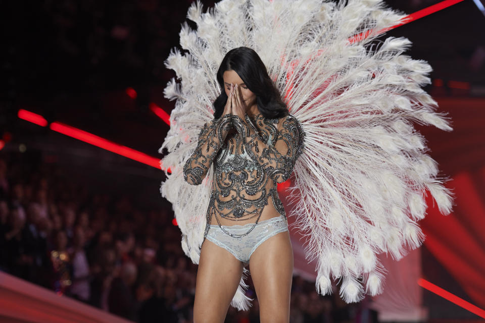 <p>Le défilé Victoria’s Secret de cette année n’a peut-être pas été très diversifié (toujours aucun modèle grande taille à l’horizon), mais il a offert un grand moment : la dernière participation du mannequin brésilien Adriana Lima, après presque 20 ans de présence. <em>[Photo: Getty]</em> </p>