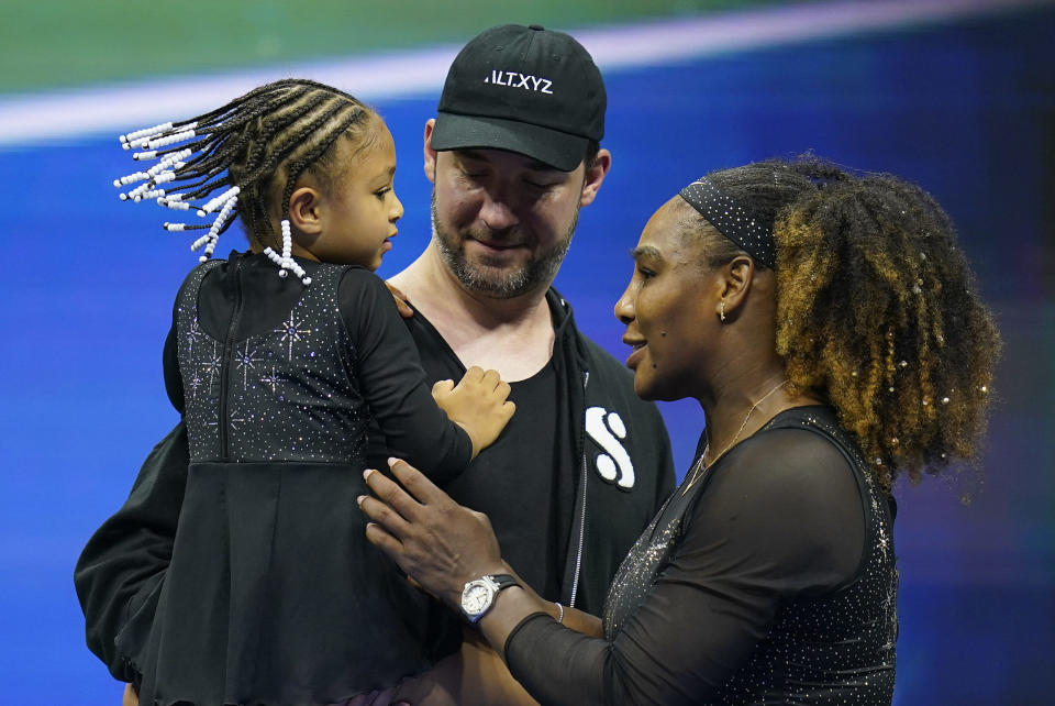 Alexis Ohanian mit seiner Frau Serena Williams und Tocher Olympia. - Copyright: picture alliance / ASSOCIATED PRESS | Charles Krupa