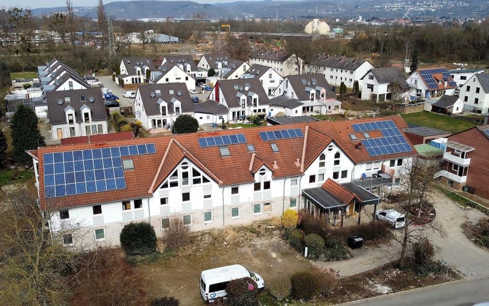 Im Lebenshilfehaus in Sinzig kam es in der Nacht zum 15. Juli 2021 im Zuge der Ahr-Katastrophe zu einer Tragödie: Zwölf behinderte Menschen ertranken. Eine Doku begibt sich nun auf die Suche nach den Gründen. (Bild: ZDF / Till Röhlig)