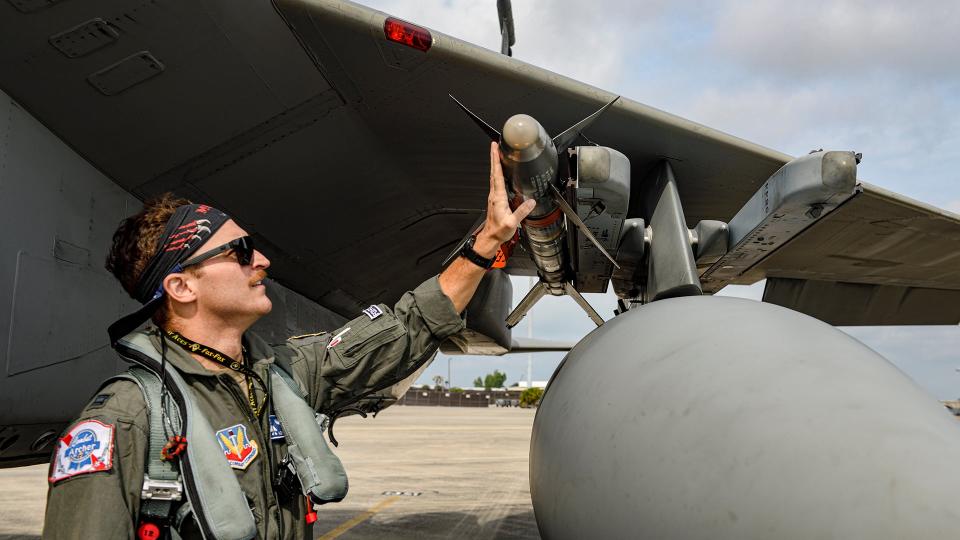 Pre-flight checks of a live AIM-9M prior to the Combat Archer mission. <em>Jamie Hunter</em>