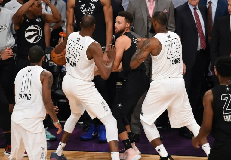 Kevin Durant (L) and LeBron James (R) double team Stephen Curry (C) in the final minute of the 2018 NBA All-Star Game