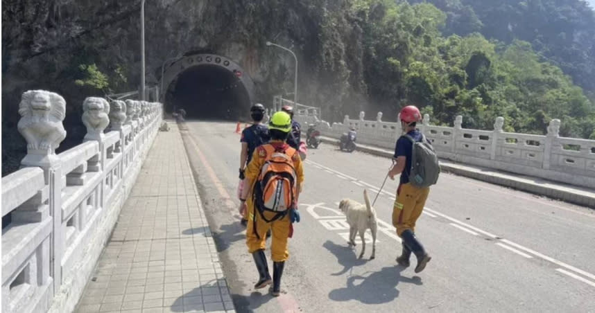 砂卡礑昨日挖出多具遺體，場面相當心碎，今日仍持續強力搜索。（圖／消防局提供）