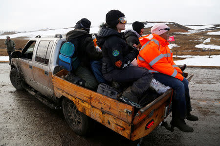 Opponents of the Dakota Access oil pipeline prepare to evacuate their main camp near Cannon Ball, North Dakota, U.S., February 22, 2017. REUTERS/Terray Sylvester