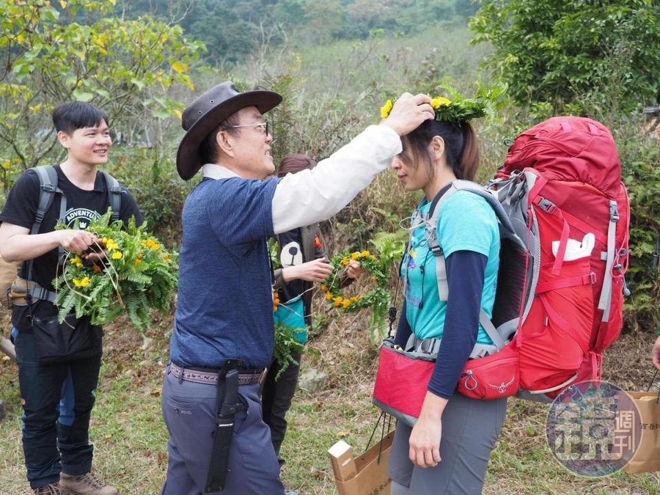 進入會場後由100mountain大家長為大家戴上祈福花圈。