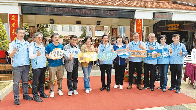 台東縣長饒慶鈴（左五）14日率縣府團隊跨海前往拜會金門縣長陳福海（中），雙方於大同之家舉行「太武輪」交流互贈儀式。（于家麒攝）