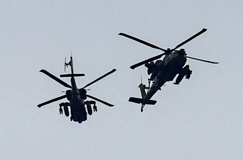 Helicópteros militares israelíes vuelan cerca de la frontera entre Israel y Gaza, en pleno conflicto entre Israel y el grupo islamista palestino Hamás
