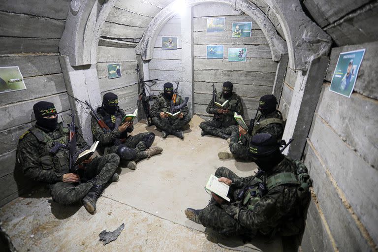 Miembros de las Brigadas al-Quds, brazo armado de la Jihad Islámica, en un túnel hecho por Hamas en la Franja de Gaza. (Ashraf Amra/Anadolu Agency via Getty Images)