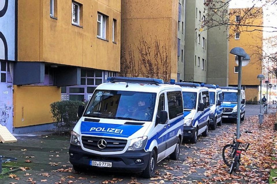 Polizei und Kriminaltechniker stehen bei einem Einsatz in einem Hauseingang. Knapp ein Jahr nach dem Kunstdiebstahl im Dresdner Grünen Gewölbe hat die Polizei am Dienstagmorgen in Berlin drei Tatverdächtige festgenommen. Seit dem Morgen wurden insgesamt 18 Objekte durchsucht.<span class="copyright">Reto Klar / BM</span>