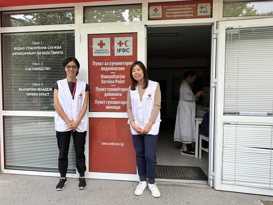 香港紅十字會上月初派出國際及賑災服務主管程德君（左）和高級協調項目主任曾曉敏（右）到保加行亞視察人道服務站運作，探訪烏克蘭難民。（紅十字會提供圖片）