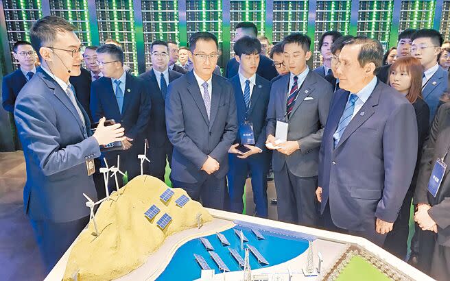前總統馬英九（前右）1日啟程訪問大陸，下午抵達深圳參觀騰訊公司。（藍孝威攝）