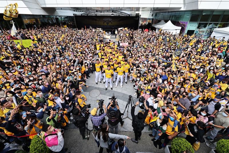 中信兄弟台北封王遊行，球員抵達中信南港園區。（圖／中信兄弟球團提供）