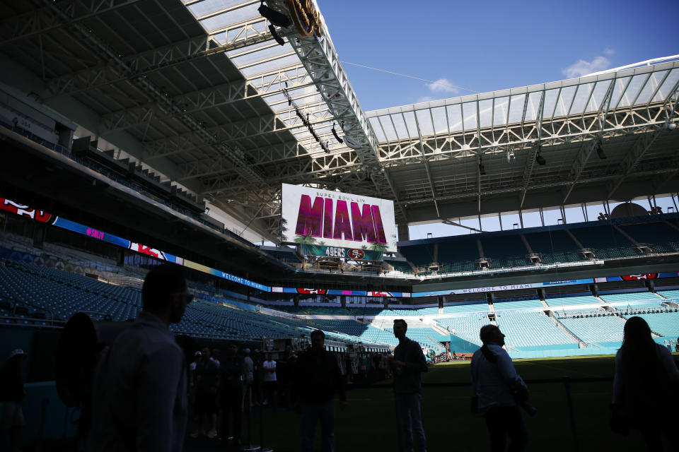 Trabajadores realizan preparativos en el Hard Rock Stadium de Miami, el martes 21 de enero de 2020, de cara al Super Bowl LIV (AP Foto/Brynn Anderson)