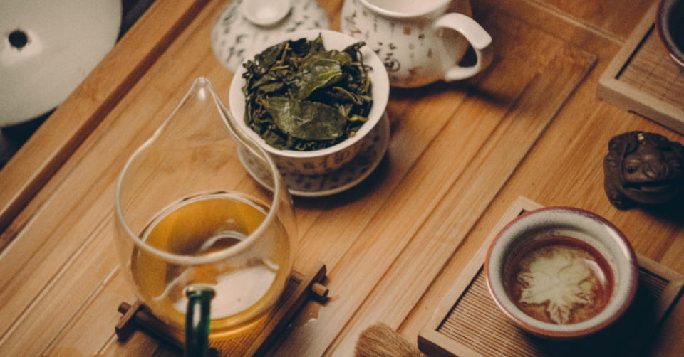 喝茶同樣能抗憂鬱與焦慮（以綠茶為佳）， 並降低心與腦血管疾病的風險、預防第二型糖尿病