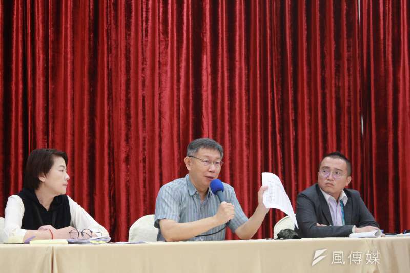 針對內湖安養中心火警，台北市政府26日上午召開記者會，台北市長柯文哲（中）出席。（方炳超攝）