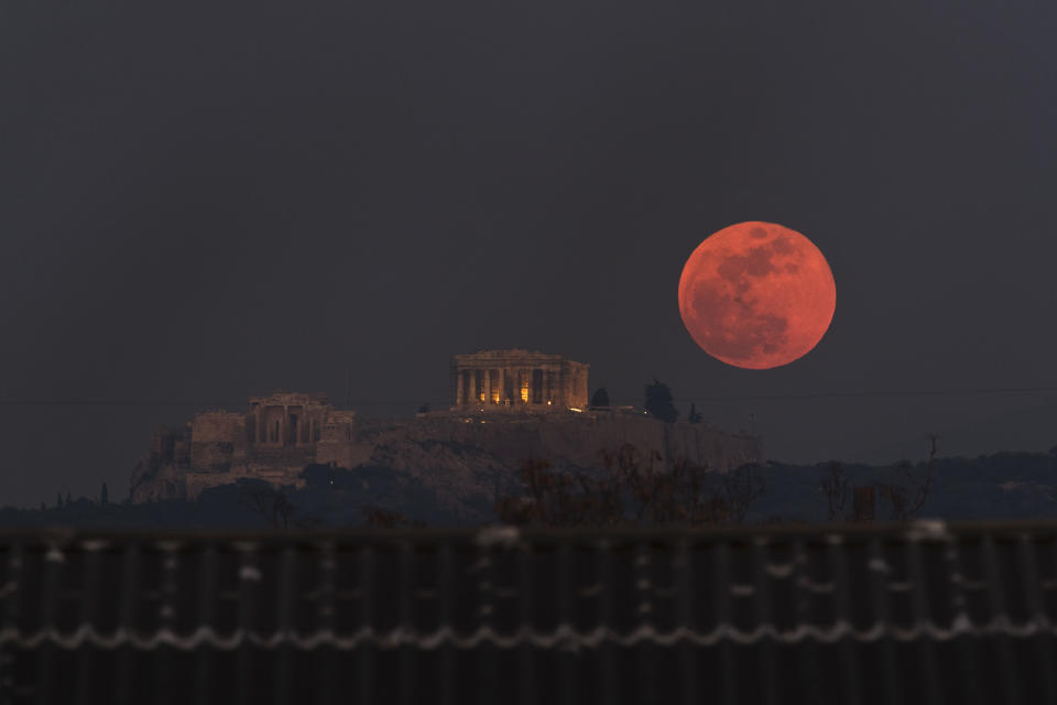 On Jan. 31, 2018, a super blue blood moon rose behind the 2,500-year-old Parthenon on the Acropolis of Athens. (Photo: Petros Giannakouris/ASSOCIATED PRESS)
