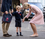 <p>Der kleine Prinz George ist fast immer in kurzen Hosen zu sehen. Ein Grund dafür ist eine alte englische Tradition, die ihren Ursprung im 16. Jahrhundert hat: Nur ältere Jungen und Männer dürfen lange Hosen tragen. Dies ist ab dem achten Lebensjahr der Fall. </p>