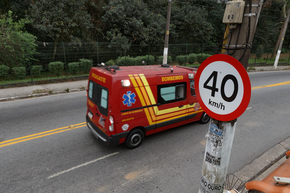 ***ARQUIVO***SÃO PAULO, SP, 13.08.2019 - Viatura dos bombeiros passa por placa de 40 km/h na avenida Santa Inês, na zona norte de São Paulo. (Foto: Rubens Cavallari/Folhapress)