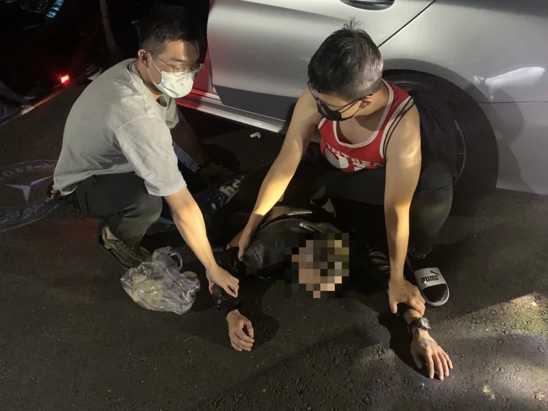 劉男意圖衝撞逃逸，被員警破窗強拖下車。（圖／翻攝畫面）