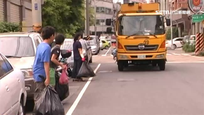 台灣施行垃圾不落地，有的民眾上班時間跟垃圾車時間重合，因此無法及時處理廚餘。（示意圖／資料照）