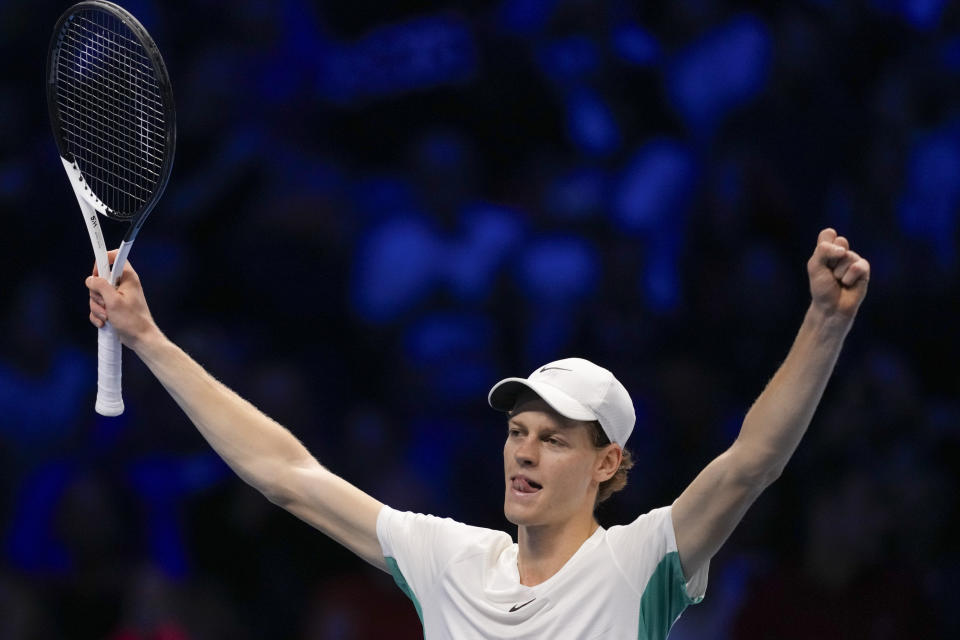 El italiano Jannik Sinner celebra tras vencer al ruso Daniil Medvedev en las semifinales de las Finales de la ATP Pala Alpitour en Turin, Italia el sábado 18 de noviembre del 2023. (AP Foto/Antonio Calanni)