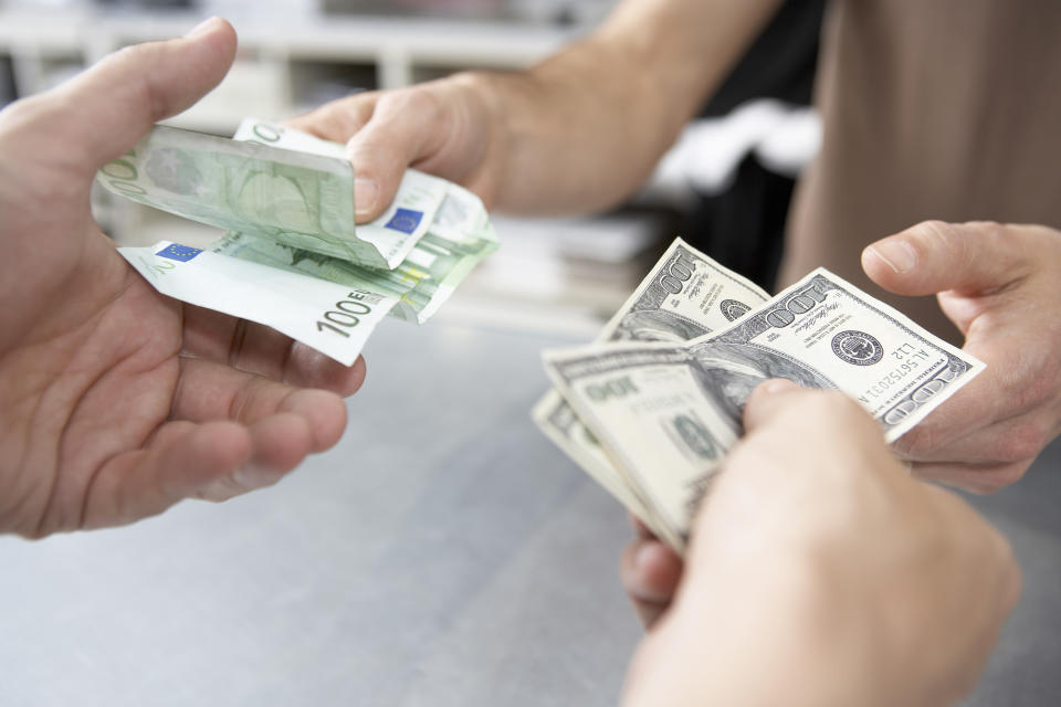 Der Währungsrechner hilft unter anderem beim Umrechnen von Euro in Dollar. (Symbolbild: Getty Images)