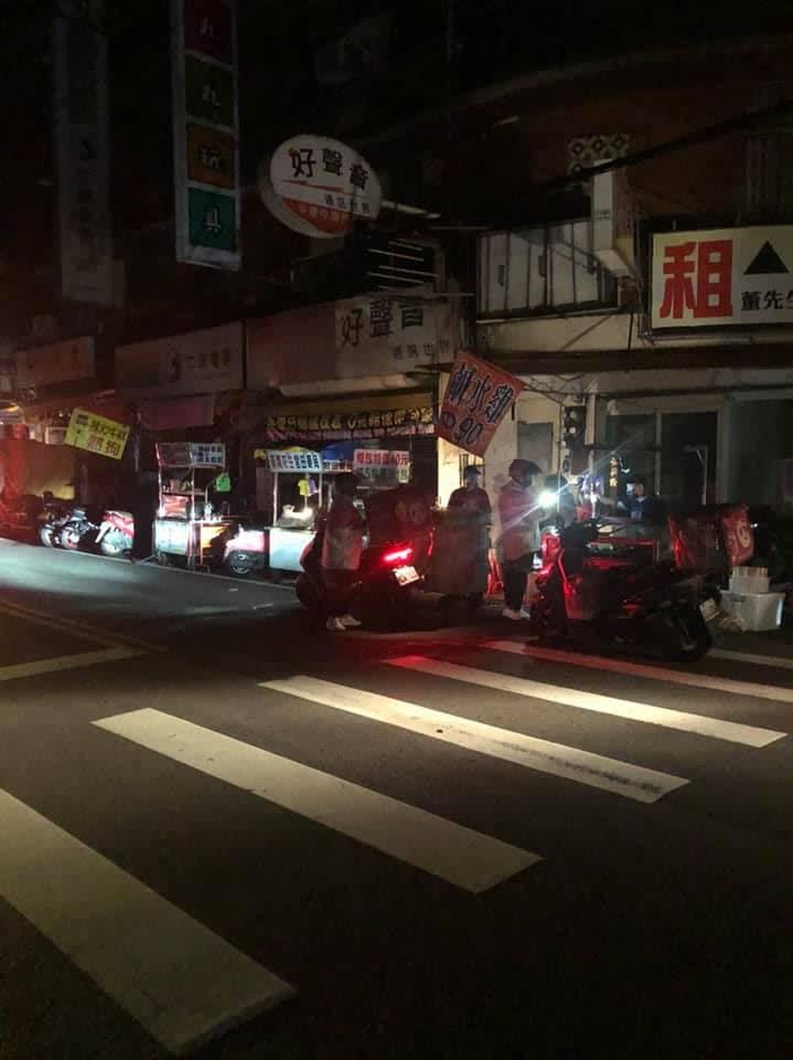 網友拍下桃園街頭停電一片黑的情況。（圖／翻攝自我是中壢人臉書）