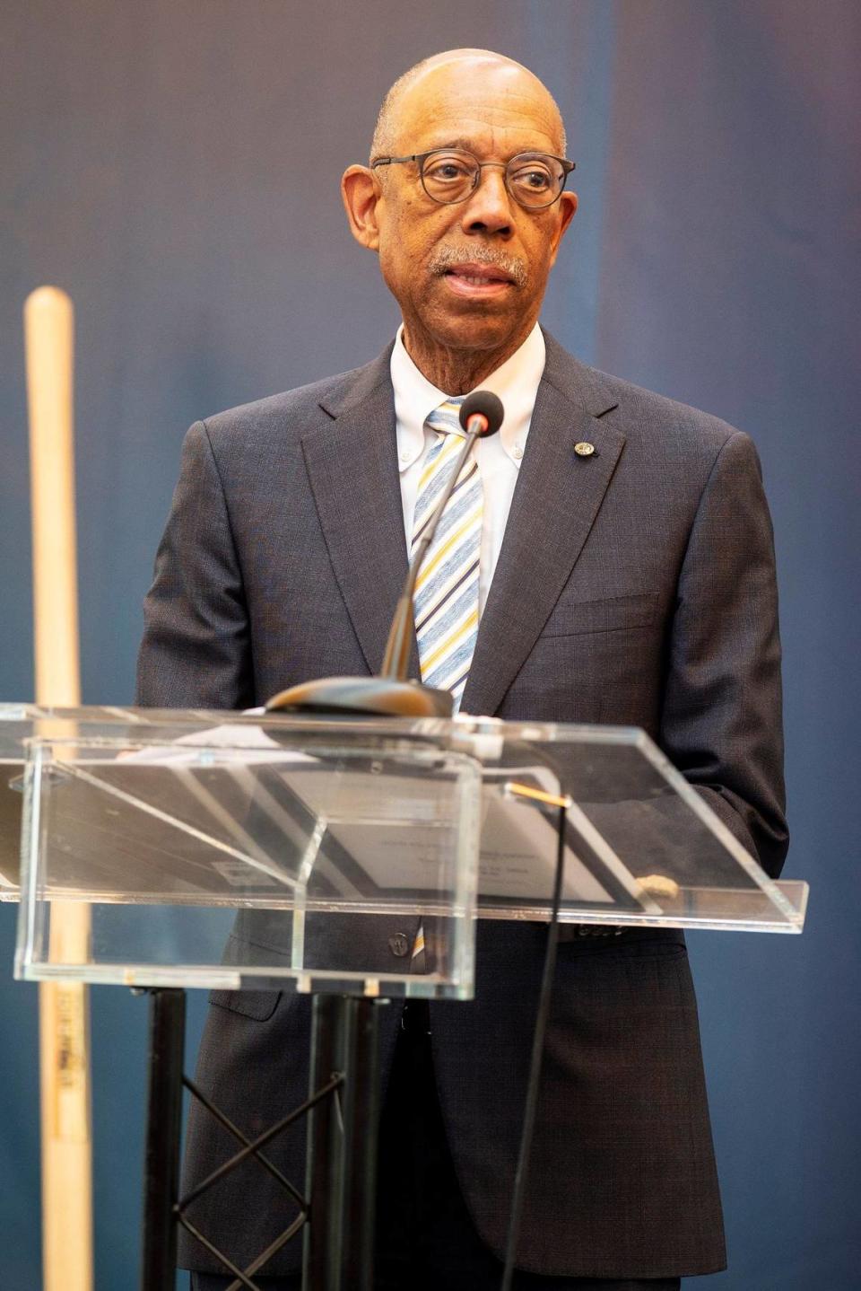 El presidente de la Universidad de California, el doctor Michael Drake, habla durante la ceremonia de colocación de la primera piedra del edificio de educación médica de la Universidad de California en Merced, en el campus de la universidad en Merced, California, el martes 14 de mayo de 2024. Se espera que la construcción de este edificio de $300 millones y 203,500 pies cuadrados finalice en otoño de 2026.