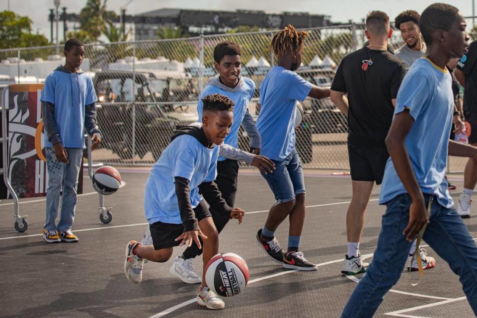 Un grupo de niños participa en la clínica de baloncesto organizada por el Jr Heat en asociación con el festival de música Rolling Loud, el 21 de julio de 2022 en el Hard Rock Stadium en Miami Gardens, Florida.