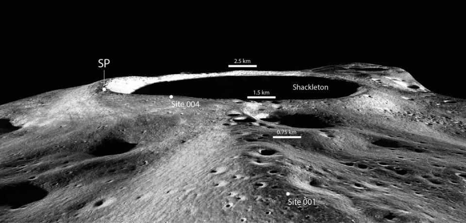 El cráter Shackleton y los dos sitios de iluminación casi permanente (001 y 004). El sitio 001 se encuentra en la cresta de Gerlache-Shackleton. SP marca el lugar del polo sur (ETHZ\LPI\Valentin T. Bickel and David A. Kring).