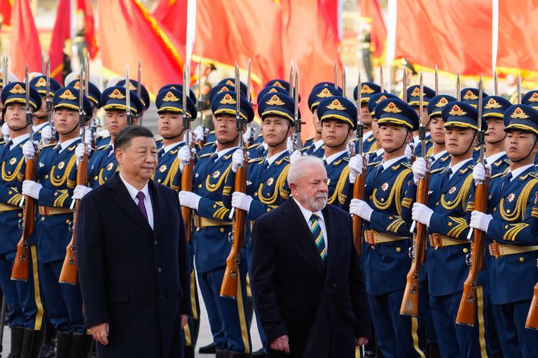 Los presidentes de China, Xi Jinping, y de Brasil, Luiz Inacio Lula da Silva, en Pekín. (Ken Ishii / POOL / AFP)