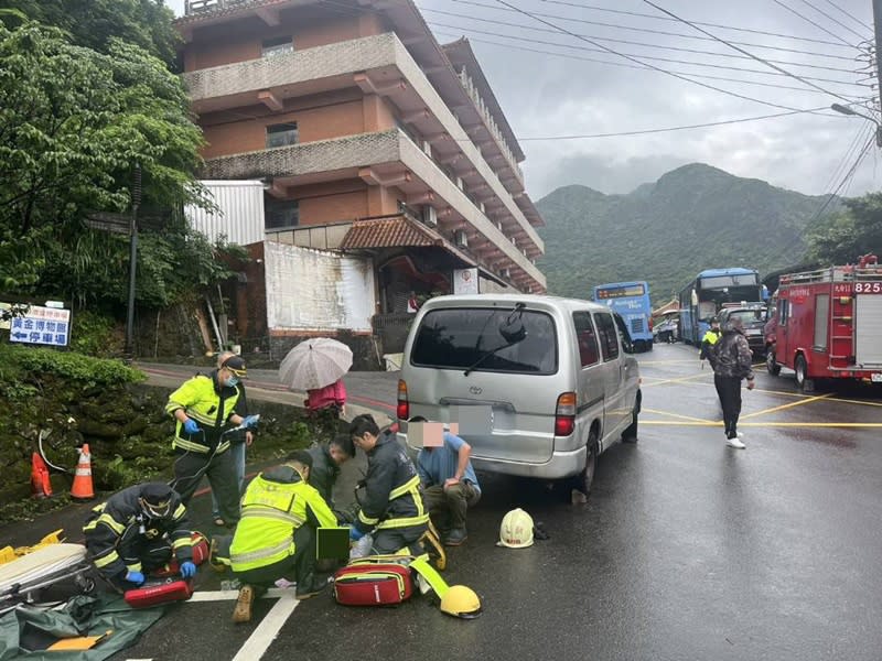 65歲黃男14日上午駕駛廂型車到新北市瑞芳區勸濟堂停車場，下車疑未拉手煞車，發現車子向後移動，用身體擋車反被捲入車底，警消到場協助送醫，搶救後不治。（翻攝照片／中央社）