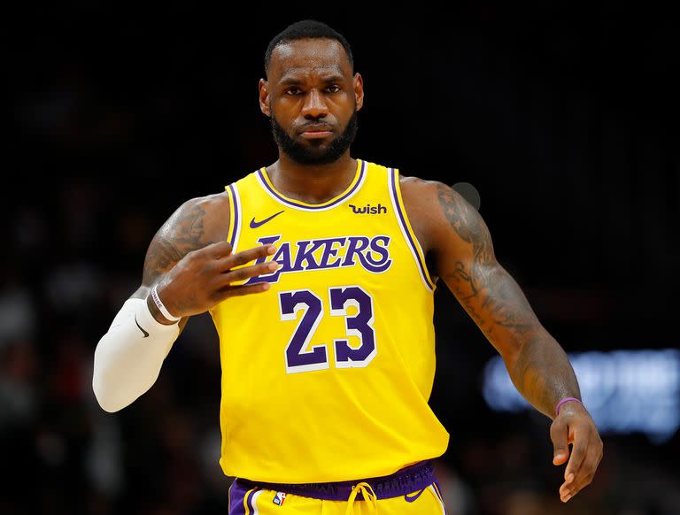 El basquetbolista estadounidense LeBron James encabeza el ranking de los deportistas que más dinero embolsaron en los últimos 12 meses: sumó US$126,9 millones a su cuenta bancaria