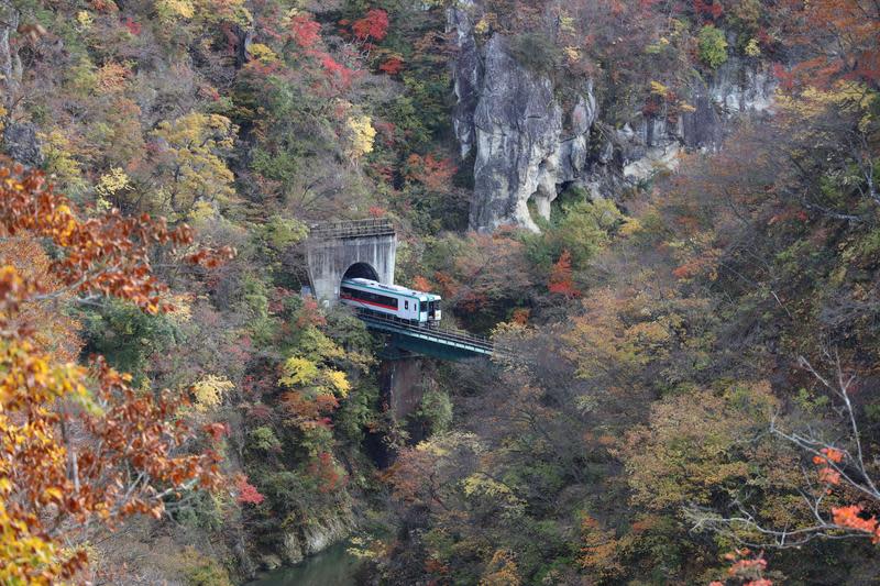 宮城縣鳴子峽是日本東北知名的賞楓景點。（星宇航空提供）