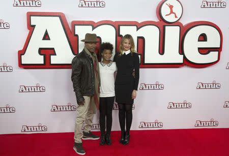 (L-R) Actor Jamie Foxx, and actresses Quvenzhane Wallis and Cameron Diaz pose for photographers during a photocall for their film Annie, in central London December 16, 2014. REUTERS/Neil Hall