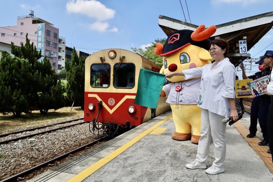 今日上午10點從嘉義發車開往阿里山首班定期列車，於嘉義車站第一月台滿載85名乘客啟航。   圖：阿里山林鐵文資處／提供