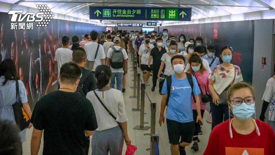 北京地鐵乘客佩戴口罩避免遭病毒感染。（圖／達志影像美聯社）