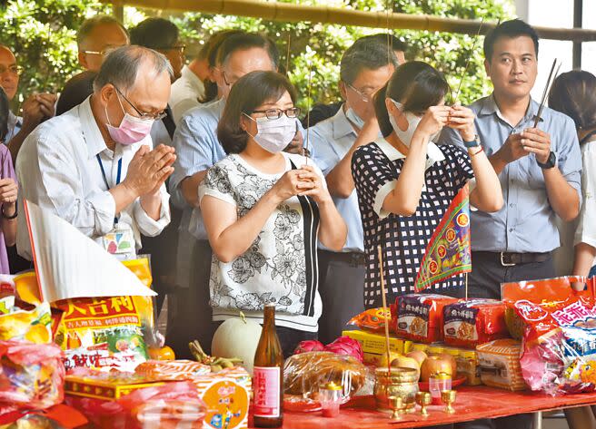 營養師建議中元節拜拜時避免食物曝曬，可加個棚子遮陽，食物也可用保鮮盒、保鮮膜包起來，拜拜後不要馬上用餐，應將食物復熱再吃。（顏謙隆攝）