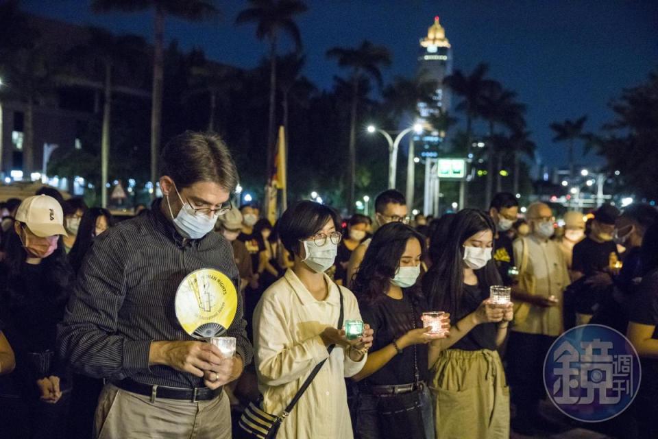 將近兩千名民眾聚集在自由廣場為六四默哀。