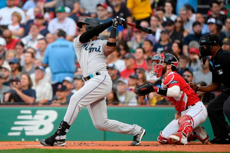 El jardinero de los Marlins de Miami Bryan De La Cruz batea un jonrón en el primer inning del partido ante los Medias Rojas, celebrado el 27 de junio de 2023 en Boston.