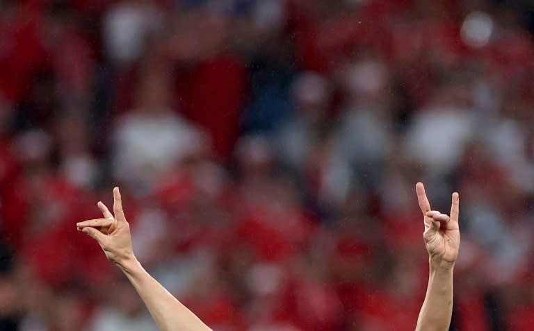 El defensa turco Merih Demiral realiza el controvertido gesto con las manos tras marcar el segundo gol a Austria en octavos de final de la Eurocopa de fútbol, el 2 de julio de 2024 en Leipzig, Alemania (Ronny Hartmann)