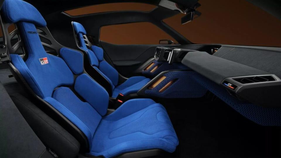 車內使用Recaro桶椅配置，並且有著藍色的Alcantara鋪陳。(圖片來源：Toyota)
