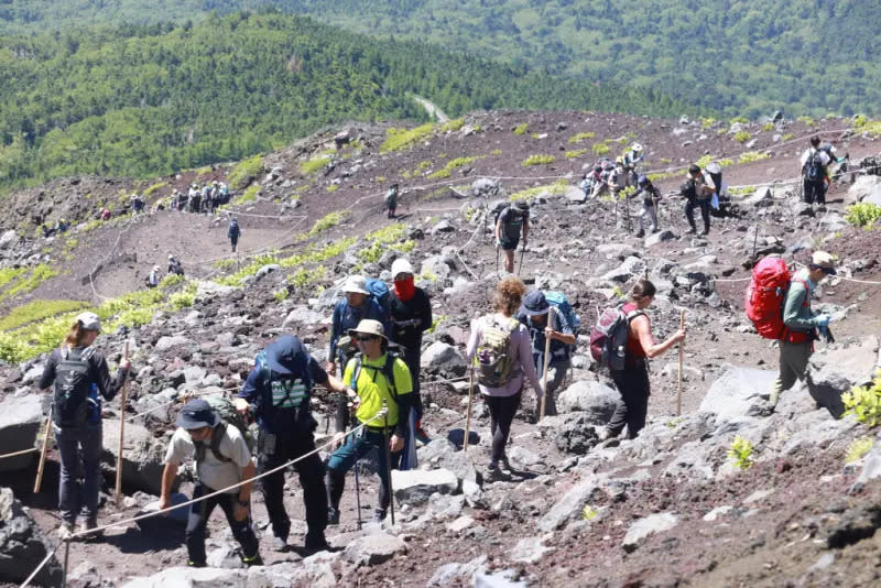 ▲日本富士山今年開山時，適逢新冠疫情限制解除以及登陸世界文化遺產10週年，因此登山客湧現。（圖／美聯社／達志影像）