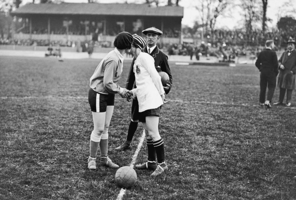 <p>Lange Jacke, aber kurze Hosen: 1925 trafen Frankreich und England für ein Frauenfußball-Match aufeinander – zum Glück mussten die Damen damals nicht im unpraktischen Kleid spielen. (Bild: Getty Images) </p>