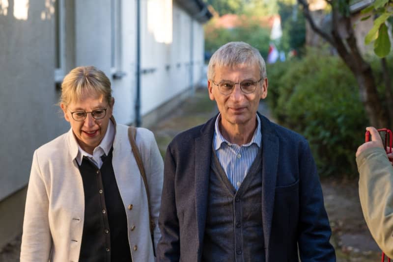 Hans-Christoph Berndt, the AfD's lead candidate for the Brandenburg state election, arrives at the polling station with his wife. Frank Hammerschmidt/dpa