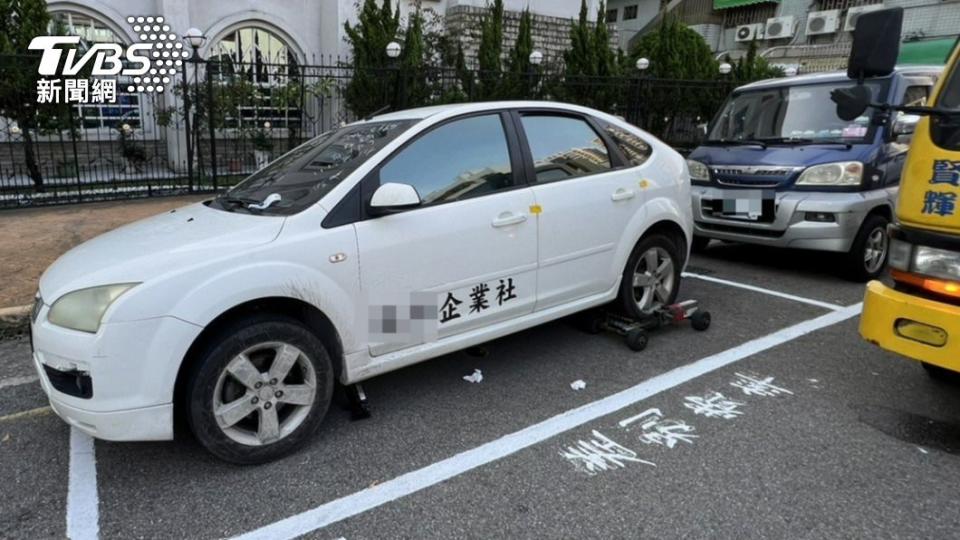 警方將車牌註銷車拖走。（圖／TVBS）