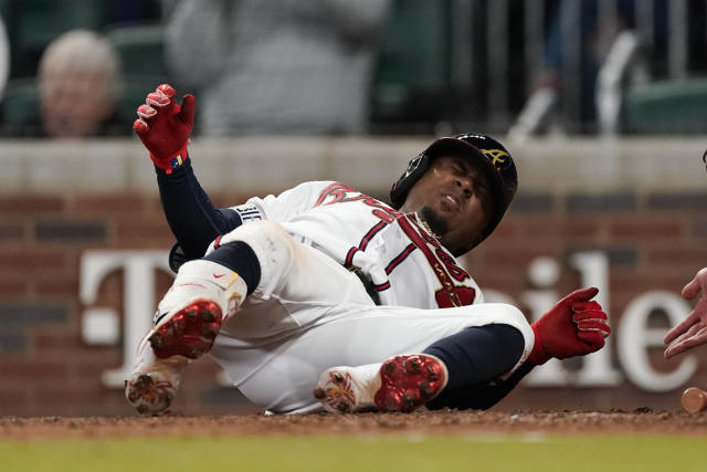 Braves get rings, beat Reds 2-1 behind scoreless Wright