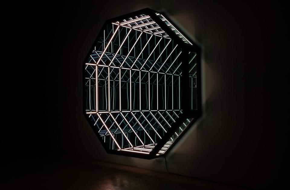 Opera Gallery Miami is presenting by British American sculptor and lighting artist Anthony James' light installation '60" Icosahedron (Solar Black)'.